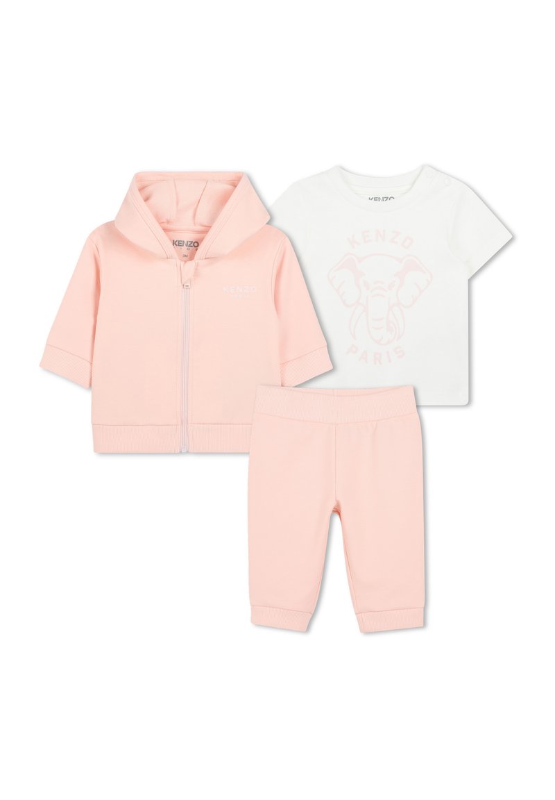 Ensemble pour enfant en trois pièces : hoodie zippé rose pâle, t-shirt à manches courtes blanc avec graphique d'éléphant, et pantalon rose assorti.