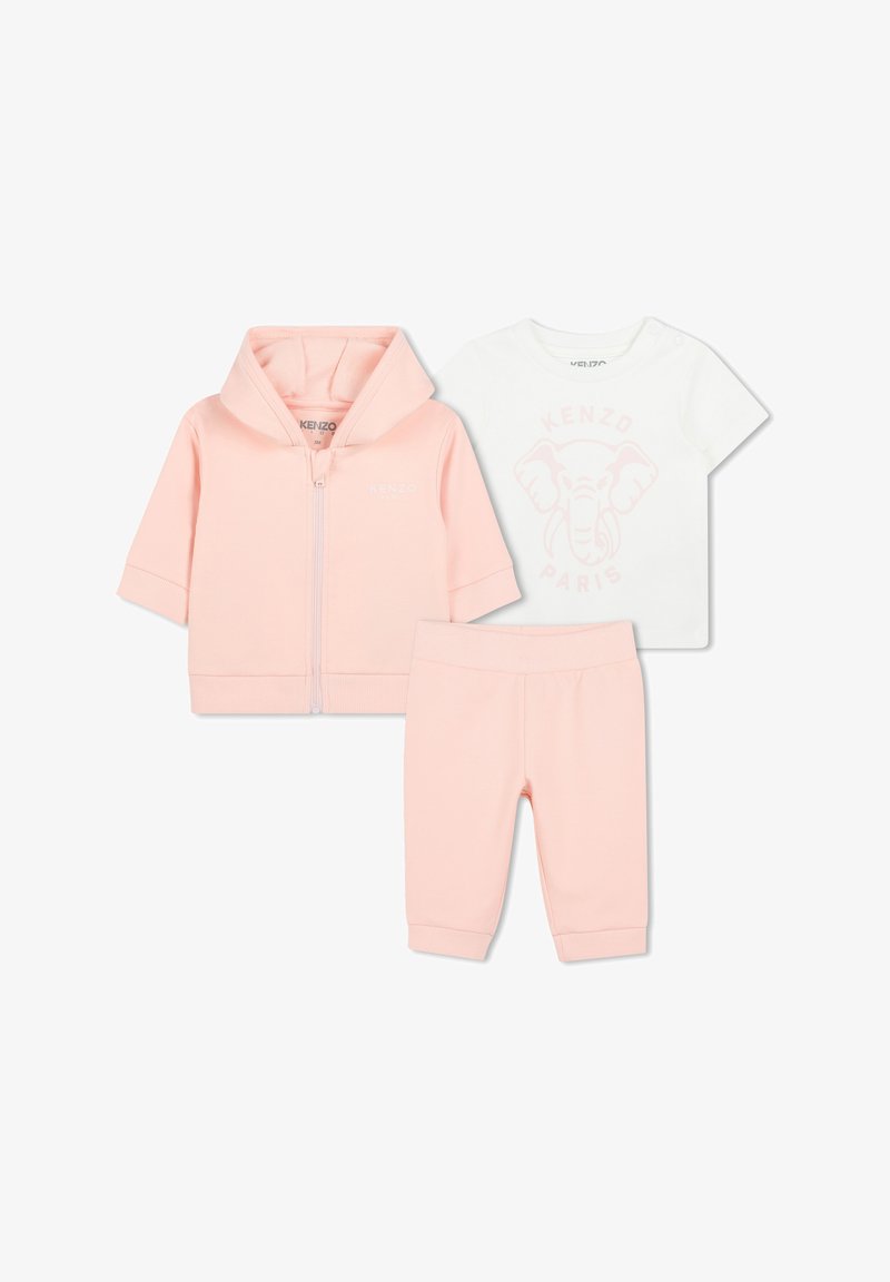 Ensemble pour enfant en trois pièces : hoodie zippé rose pâle, t-shirt à manches courtes blanc avec graphique d'éléphant, et pantalon rose assorti.