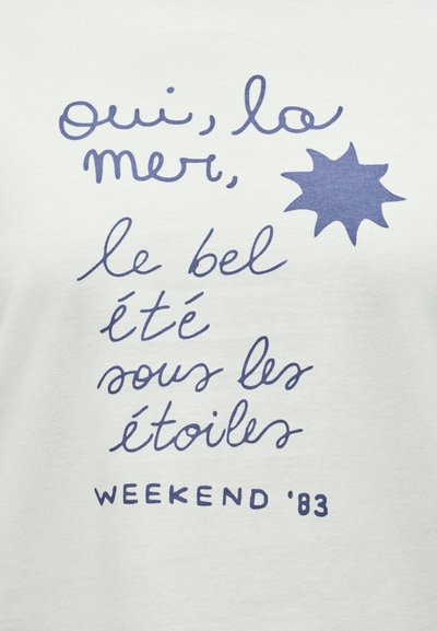 Γαλλικό χειρόγραφο κείμενο με μπλε χρώμα σε λευκό ύφασμα: «oui, la mer, le bel été sous les étoiles» με σχήμα αστεριού και «WEEKEND '83» από κάτω.