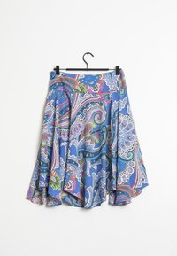 Blå kjol med paisleymönster och utsvängd design, med livliga färger som rosa, grönt och vitt. Lättviktsmaterial och upphängningsslinga ingår.