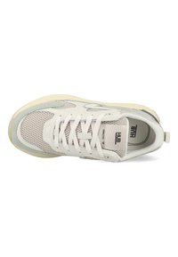 Sneaker met een lichtbeige gaas bovenwerk, grijze suède accenten en witte veters. Cream rubberen zool met een gestructureerde inlegzool met het label "HUB."