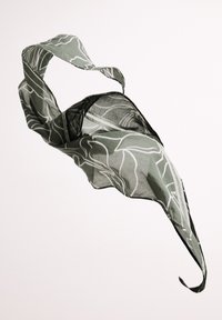 Sciarpa trasparente verde oliva con motivi astratti a linee bianche che fluttuano su uno sfondo chiaro e uniforme.