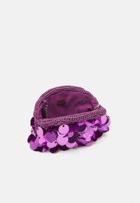 Borsa viola con un corpo in tessuto all'uncinetto testurizzato, interno foderato e rifinita con paillettes viola lucide, forma curvata e piccoli dettagli in catena.