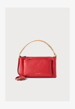 Punane nahkrahakott tekstureeritud viimistlusega, kullatud kett ja rihm, eesmine tõmblukuga tasku ning reljeefne logo. Kompaktne ja struktureeritud disain.