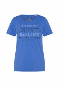 Camiseta de manga corta azul hecha de una tela suave, con texto impreso en blanco y negro que presenta frases de temática náutica. Cuello redondo clásico.