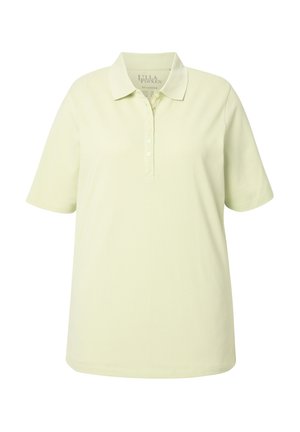 Polo vert clair en tissu doux, doté d'un col, de manches courtes et d'une patte de boutonnage à cinq boutons. Ourlet plat sans embellissements.