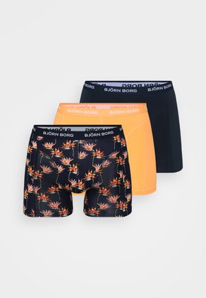 Tre paia di boxer da uomo: uno con un motivo floreale scuro, uno arancione e uno blu scuro. Tutti presentano un elastico con marchio.