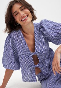 NA-KD TIE FRONT V NECK - Bluse - blue white