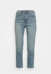 Jeans rectos de corte alto en un azul claro, con cinco bolsillos y sutiles detalles de desgaste, fabricados en un denim de textura suave.