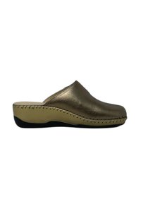Scarpa a sabot in bronzo metallico con tomaia liscia, piattaforma beige a contrasto e cuciture decorative lungo i bordi.