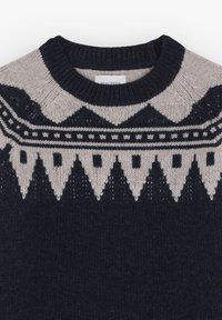 Granatowy sweter dzianinowy z jasnoszarym geometrycznym wzorem w okolicy dekoltu, z diamentowymi i trójkątnymi kształtami, okrągłym dekoltem oraz ściągaczami na mankietach.