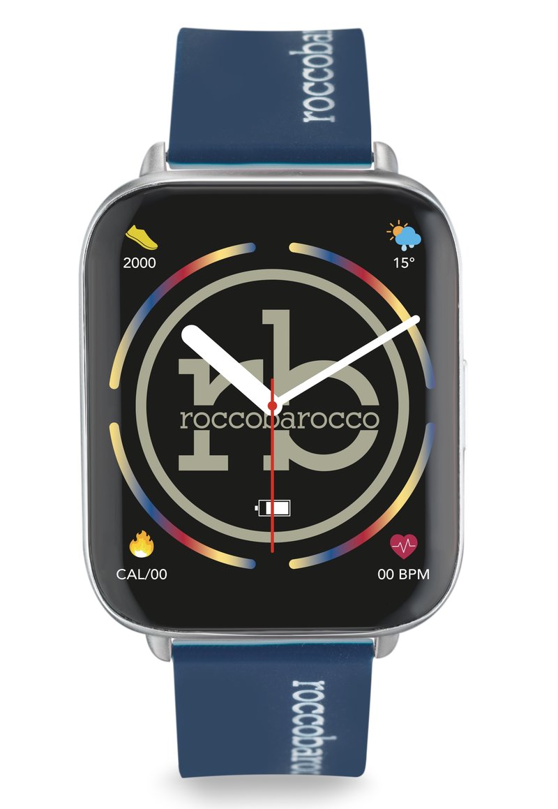 Reloj inteligente con caja cuadrada, pantalla negra que muestra métricas de salud, correa de silicona azul, acentos metálicos y la marca "roccobarocco".