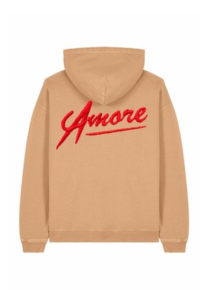 Felpa color beige con grande ricamo rosso "Amore" sulla schiena. Il design include una tasca a marsupio e polsini a costine.