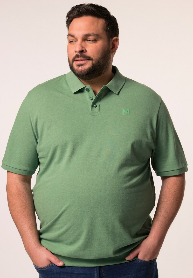 Zielona koszulka polo wykonana z miękkiego materiału, z kołnierzykiem, trzema guzikami i haftowanym logo na piersi. Krótkie rękawy i luźny krój.