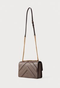 Bolsa de couro castanha com design em zigue-zague, alça de corrente dourada e forma retangular. Apresenta um logótipo em relevo na parte da frente.