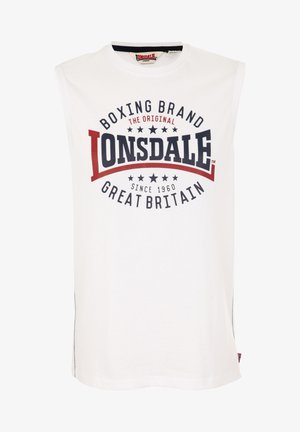 Fehér ujjatlan póló, kerek nyakkivágással, amelyen egy nagy grafika található tengerészkék és piros szöveggel, valamint csillag díszítéssel. Pamutból készült.