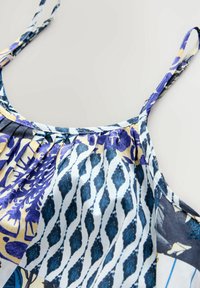 REGULAR FIT - STRAPPY TIERED MIDI - Rannatarvikud - ecru blue tile print