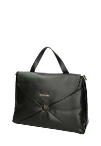 Borsa a mano in pelle nera con un pannello testurizzato, hardware dorato arrotondato e chiusura a patta. Presenta un manico corto e una finitura lucida.