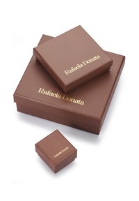 Sæt af tre brune gaveæsker med guldtekst "Rafaela Donata," som varierer i størrelse, med glat, mat tekstur og lukket design.