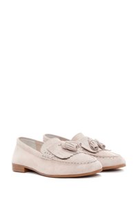 Mocasines de ante en beige claro con punta redondeada, flecos decorativos y borlas. Presentan un bajo tacón de madera para mayor comodidad y estabilidad.