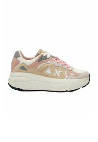 Sneakers pour hommes avec un dessus en daim beige, rose et gris, accents blancs, et une épaisse semelle intermédiaire blanche. Présente des lacets ronds et une semelle en caoutchouc.