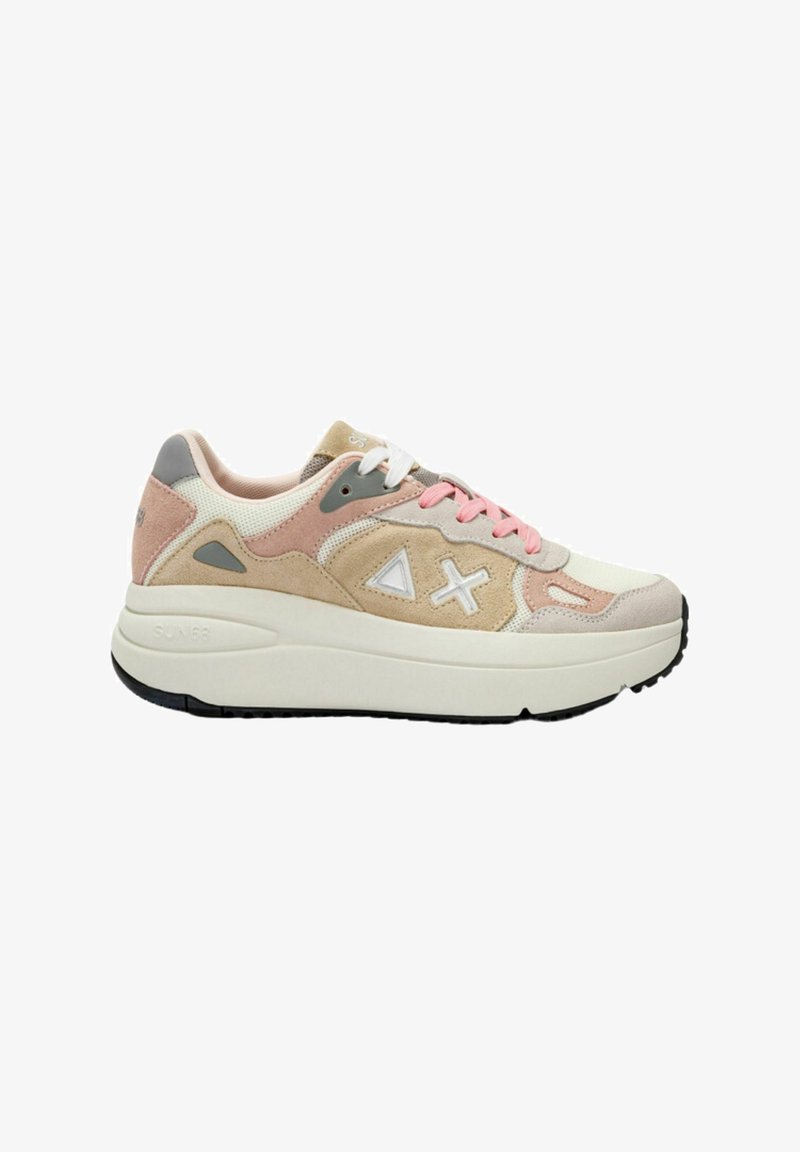 Sneaker da uomo con una parte superiore in suede beige, rosa e grigia, dettagli bianchi e una robusta suola intermedia bianca. Presenta lacci rotondi e suola in gomma.