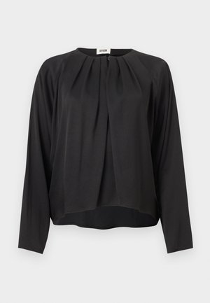 Blusa negra de manga larga con detalle fruncido en el frente, escote redondo y dobladillo ligeramente curvado, mostrada sobre un fondo claro y liso.