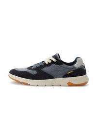 Sneakers met een mix van donkerblauw suède en denim, lichtblauwe accenten, beige veters en een gestructureerde crème zool met oranje details.