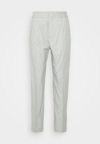 Světle šedé kalhoty s elastickým pasem, mají rovný střih a hladkou texturu látky, bez viditelných vzorů nebo kovových doplňků.