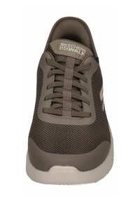 Sneaker in rete marrone con lacci piatti, suola ammortizzata e logo di lato. Presenta una tomaia traspirante e un design a punta arrotondata.