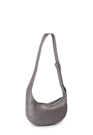 Borsa a spalla in pelle grigia con design curvo, tracolla regolabile e cuciture senza soluzione di continuità. Presenta una chiusura con zip.