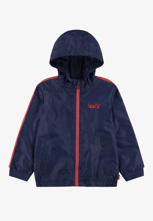 Granatowa kurtka z kapturem, z czerwonym zamkiem błyskawicznym i czerwonymi paskami na rękawach, z logo Levi's na piersi oraz elastycznymi mankietami.