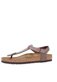 Sandale en thong marron avec un pied en liège, des brides en synthétique et une boucle en métal. Semelle plate avec un design texturé pour l'adhérence.