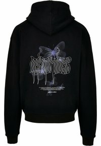 Sort hættetrøje med et grafisk design af sommerfugle i nuancer af lilla og hvid, med abstrakt skrift på ryggen.