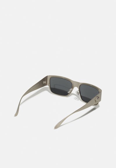 Ochelari de soare gri cu o ramă pătrată, lentile întunecate, brațe din metal și detalii cu logo pe lateral. Finisaj neted și design elegant.