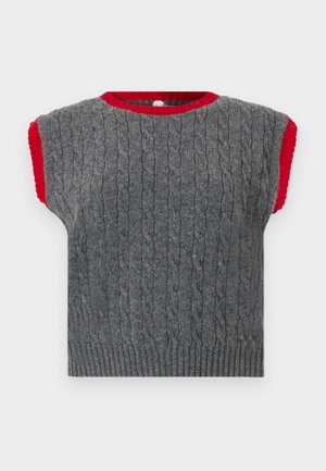 Šedý pletený svetr s copánkovým vzorem, krátkými rukávy a kontrastním červeným ribbed výstřihem a okraji rukávů.