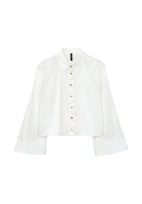 Chemise blanche courte en tissu lisse avec un col pointu, fermeture à boutons à l'avant avec des boutons dorés, et des manches larges.