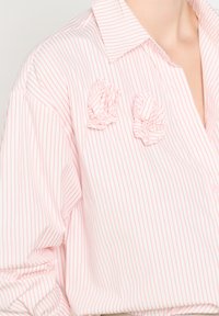 LolaLiza Bluza z gumbi - offwhite
