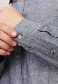 Jack & Jones JJESUMMER LINEN MIX SHIRT - Košile - faded denim