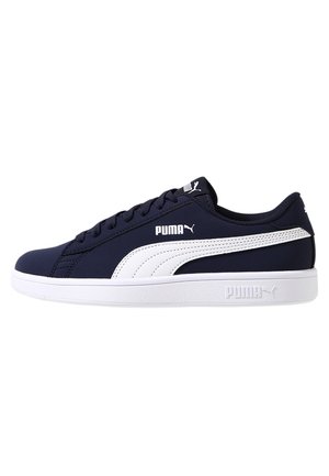 Marineblauer Puma-Sneaker mit weißem Streifen, weißer Sohle, Schnürdesign und Puma-Logo an der Seite, auf der Zunge und an der Ferse.