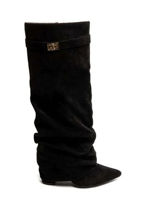 Botte noire en daim hauteur genou au design froncé, bout pointu, talon plat, et bride décorative avec boucle dorée près du haut.