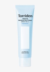 Torriden Dive In Moisture Solcreme i en lysebl�å tube med sort tekst. Indeholder SPF 50+, PA++++ og panthenol. Glat konsistens.