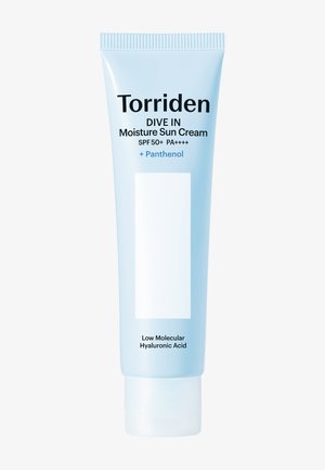 Torriden Dive In Moisture Solcreme i en lyseblå tube med sort tekst. Indeholder SPF 50+, PA++++ og panthenol. Glat konsistens.