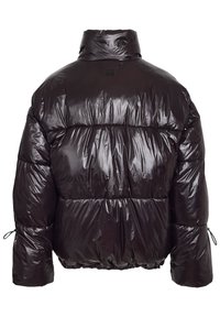 Juoda paminkštinta pūkinė striukė su blizgiu paviršiumi, aukštu kaklu, elastinėmis rankogaliais ir raišteliu apačioje. Visame gaminyje matyti horizontalaus siuvimo raštas.