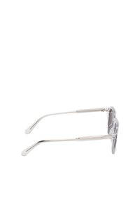 Occhiali da sole trasparenti con bracci in metallo argentato, dotati di punte curve e una leggera texture. Le lenti sono di colore grigio. La forma è rettangolare.