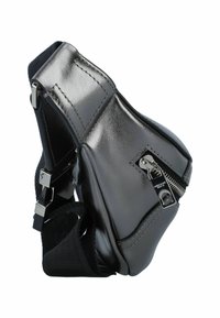 Metaliczna szara torba na ramię z zamkiem błyskawicznym, gładka tekstura, regulowany pasek i kontrastowy czarny materiał na pasku.