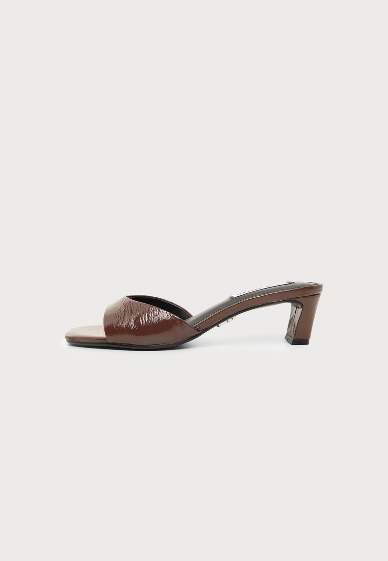 Mule marron à bout ouvert avec un petit talon bloc et une finition brillante, présentée de profil sur fond blanc.