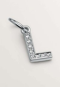 Colgante de plata con forma de letra "L" con un acabado brillante y cristales transparentes incrustados en un lado; incluye un lazo para su sujeción.