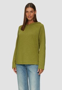 Grüne Kapuzenjacke mit lockerer Passform, langen Ärmeln und einer vorderen Kängurutasche. Hergestellt aus weichem Stoff, mit gefütterter Kapuze und geripptem Saum.