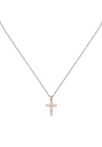 Pendente a croce in oro rosa con ritagli quadrati, attaccato a una catena in argento. Finitura in metallo liscia con un design geometrico.